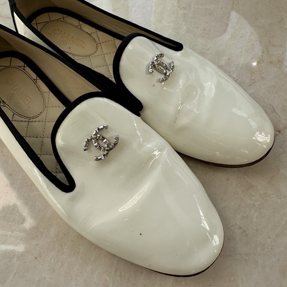 CHANEL IVORY PATENT LOAFERS SILVER CC LOGO - Picture 4 of 7